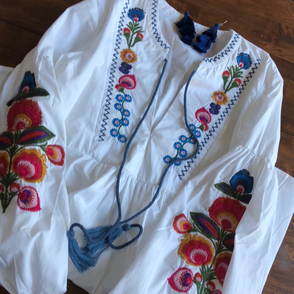 Boutique Women's White Embroidered Boho Dress Floral Peasant Stitching S/M NWOT